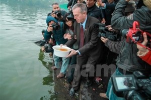 US Ambassador Ted Osius releases carps into water (Source: VNA)